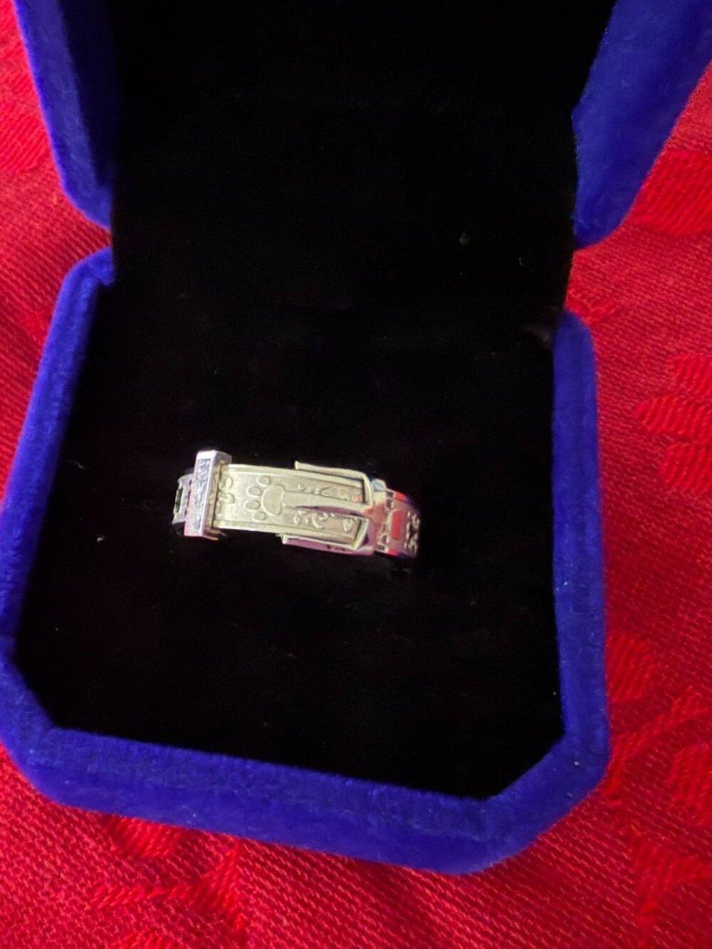SILVER LEASH RING WITH PAW PRINTS. SIZE 6 .